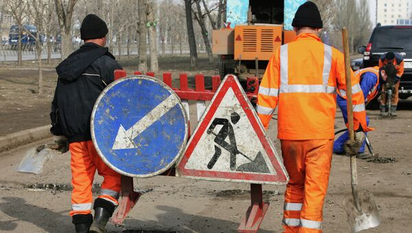 Ямочный ремонт дорог. Архивное фото - Sputnik Кыргызстан