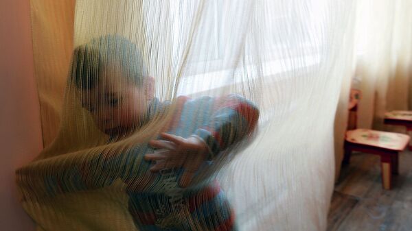 Ребенок за ширмой. Архивное фото - Sputnik Кыргызстан