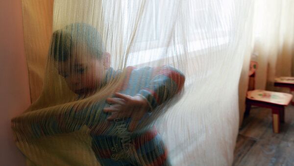 Ребенок за ширмой. Архивное фото - Sputnik Кыргызстан