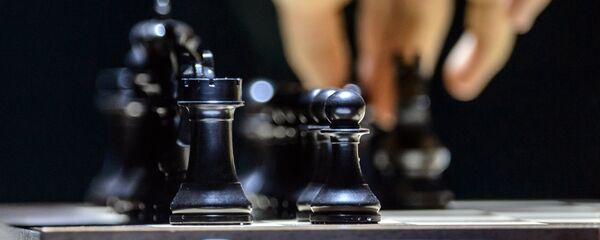 Шахматные фигуры на доске. Архивное фото - Sputnik Кыргызстан