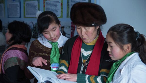 Учительница рассказывает предмет школьницам. Архивное фото - Sputnik Кыргызстан