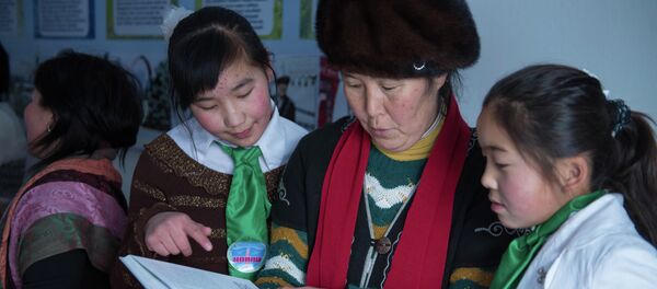 Учительница рассказывает предмет ученикам. Архивное фото - Sputnik Кыргызстан