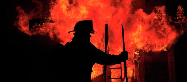 Сотрудник пожарной службы на ликвидации пожара. Архивное фото - Sputnik Кыргызстан