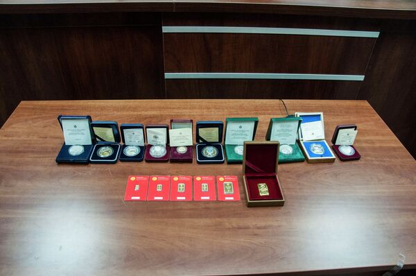 Коллекциялык сейрек монеталар менен уникалдуу номерлүү алтын куймалар. Архив - Sputnik Кыргызстан