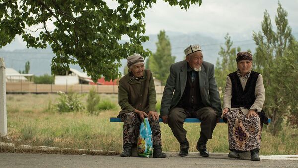 Кары адамдар автобус күтүп жатышат. Архив - Sputnik Кыргызстан