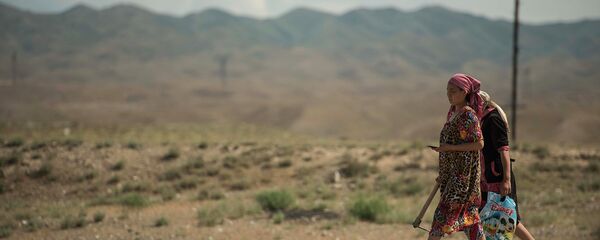Женщины в городе Баткен. Архивное фото Женщины в городе Баткен. Архивное фото - Sputnik Кыргызстан