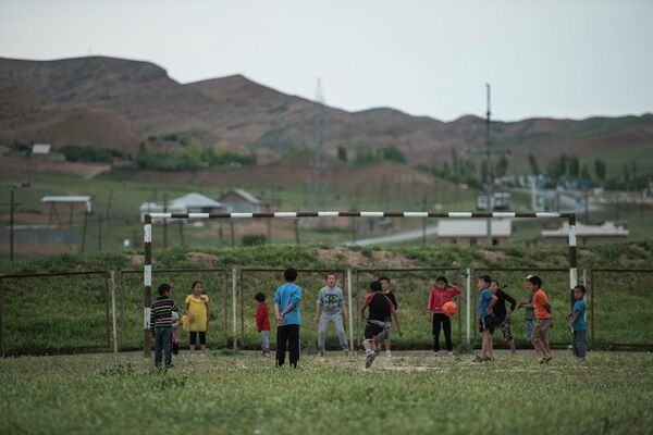 Дети в Баткене играют футбол. Архив - Sputnik Кыргызстан