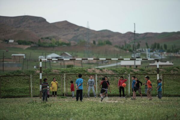 Дети играют в футбол. - Sputnik Кыргызстан