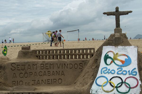 Песочные скульптуры с символикой олимпийских игр 2016 года на пляже Копакабана в Рио-де-Жанейро. Архивное фото - Sputnik Кыргызстан