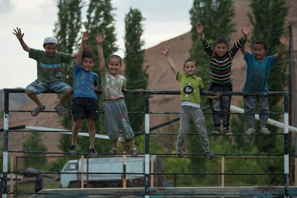 Приветствие баткенских мальчиков. Архивное фото - Sputnik Кыргызстан