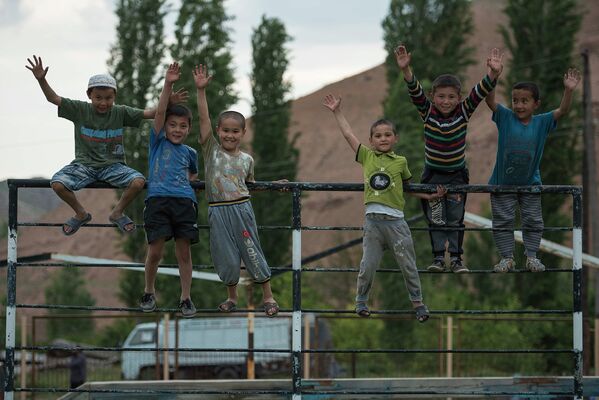 Приветствие баткенских мальчиков. - Sputnik Кыргызстан