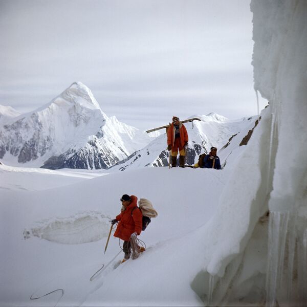Альпинисты на леднике Иныльчек. Архивное фото - Sputnik Кыргызстан