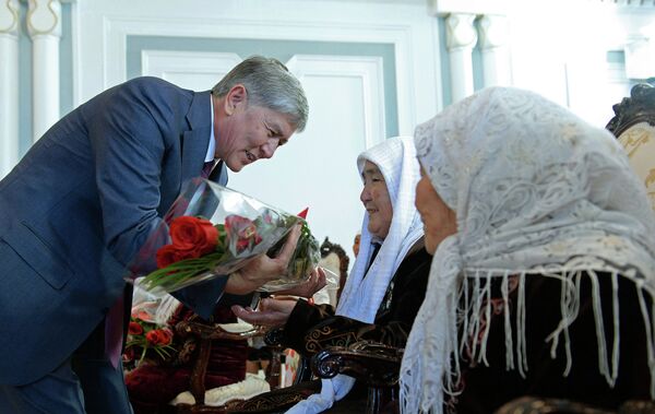 Президент Алмазбек Атамбаев награждает многодетную мать. Архивное фото - Sputnik Кыргызстан