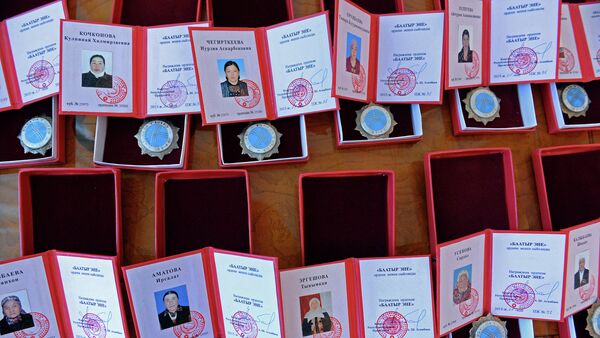 Президент наградил более 4 тыс многодетных матерей КР - Sputnik Кыргызстан