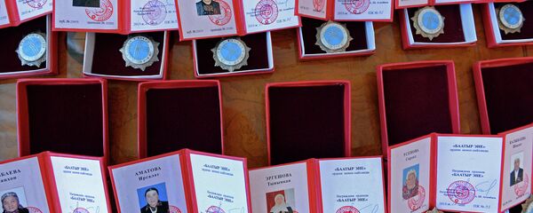 Президент наградил более 4 тыс многодетных матерей КР - Sputnik Кыргызстан