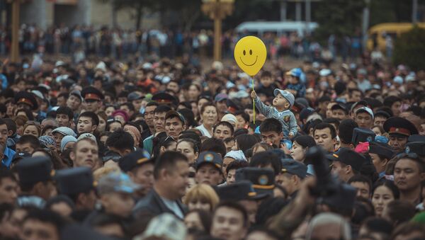 Зрители на праздничном концерте на площади Ала-Тоо. Архивное фото - Sputnik Кыргызстан