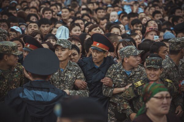 Милиция кызматкери Бишкектин Борбор аянтында. Архив - Sputnik Кыргызстан