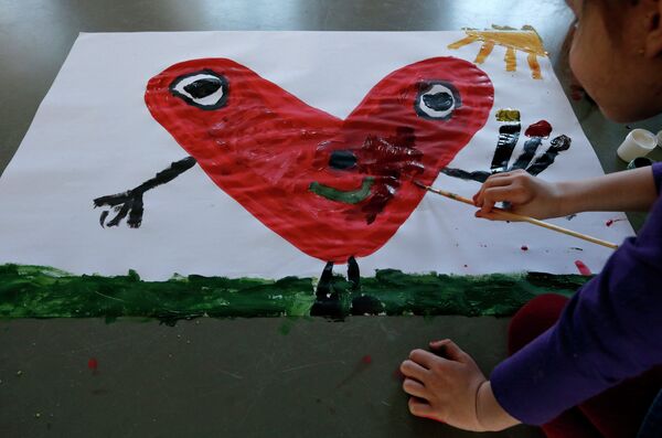 Девочка рисует сердце. Архивное фото - Sputnik Кыргызстан