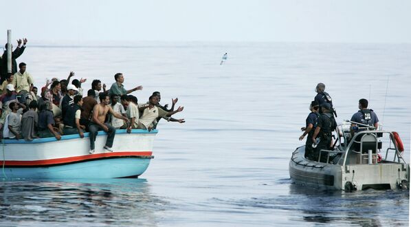 Около 2 тысяч нелегальных мигрантов спасено за сутки в Средиземном море. - Sputnik Кыргызстан
