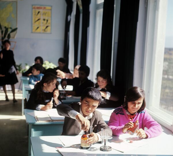 Ученики на уроке химии. Архивное фото - Sputnik Кыргызстан