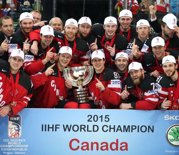 Игроки сборной Канады, завоевавшие золотые медали чемпионата мира по хоккею 2015, во время церемонии награждения. - Sputnik Кыргызстан