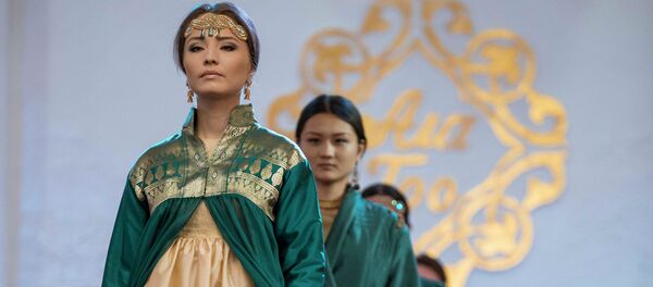 Улуттук кийим кийген модельдер. Архив - Sputnik Кыргызстан