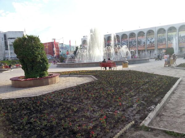 МП Зеленстрой возвращает на площадь Ала-Тоо цветы после концерта - Sputnik Кыргызстан