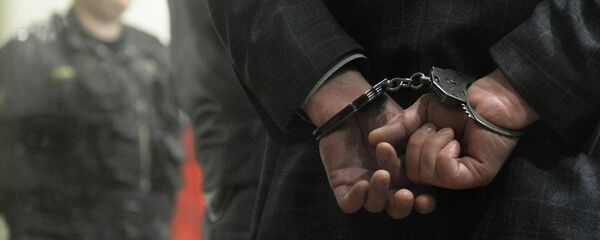 Человек в наручниках. Архивное фото - Sputnik Кыргызстан