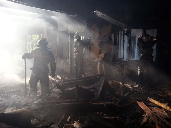 Спасатели ликвидируют последствия пожара. Архивное фото - Sputnik Кыргызстан