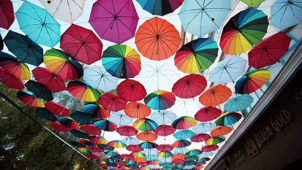 Уголок Бишкека украсили парящими зонтиками - Sputnik Кыргызстан