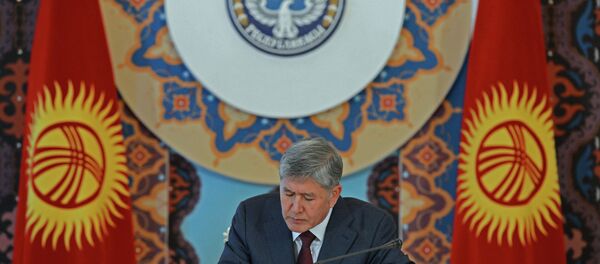 Президент Алмазбек Атамбаев подписал закон о ратификации договора о вступлении Кыргызстана в Евразийский экономический союз. - Sputnik Кыргызстан