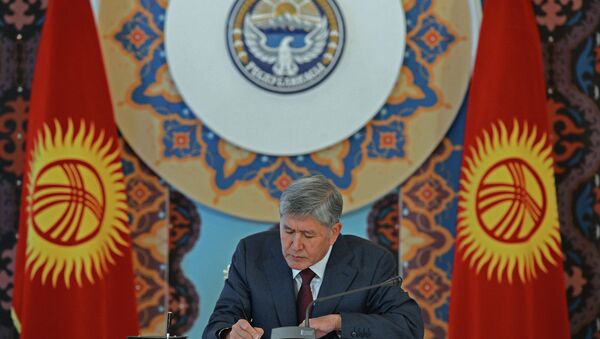 Президент Алмазбек Атамбаев келишимге кол коюп аткан кези - Sputnik Кыргызстан