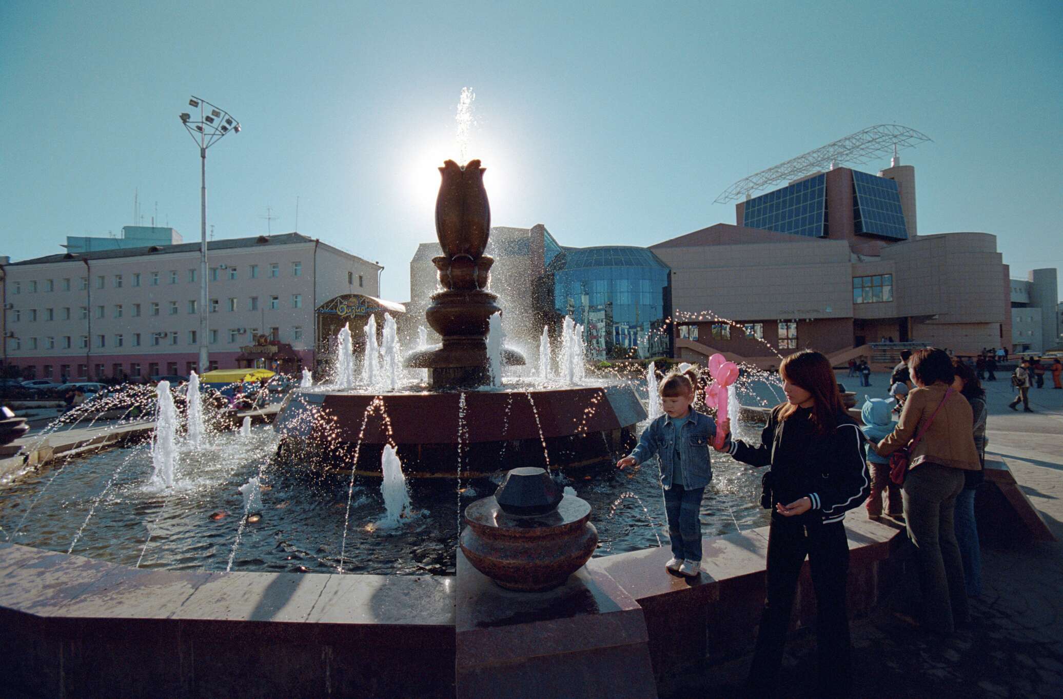 якутск площадь орджоникидзе летом. фонтан на площади орджоникидзе якутск. площадь орджениидзе якут. фонтан на площади орджоникидзе якутск. город якутск фонтан орджоникидзе.