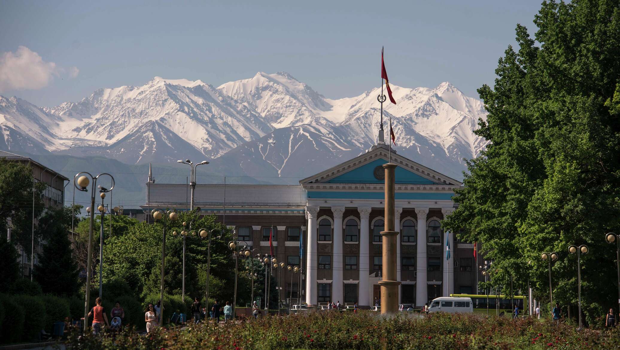 Город бишкек. Фрунзе столица Киргизии. Киргизия столица Бишкек горы. Горы в Киргизии г. Фрунзе. Мэрия Бишкек.