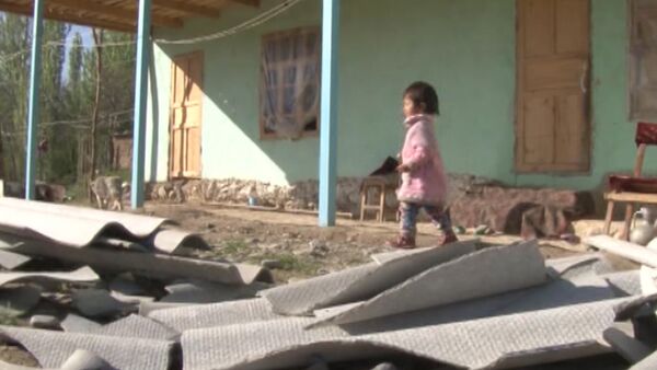 Порывистый ветер в Баткене гнет деревья - Sputnik Кыргызстан