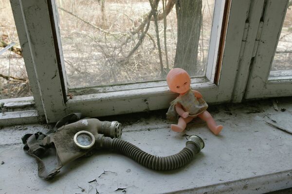 Кукла и противогаз на подоконнике. Архивное фото - Sputnik Кыргызстан