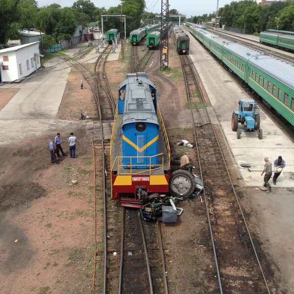 В Бишкеке локомотив столкнулся с  трактором - Sputnik Кыргызстан