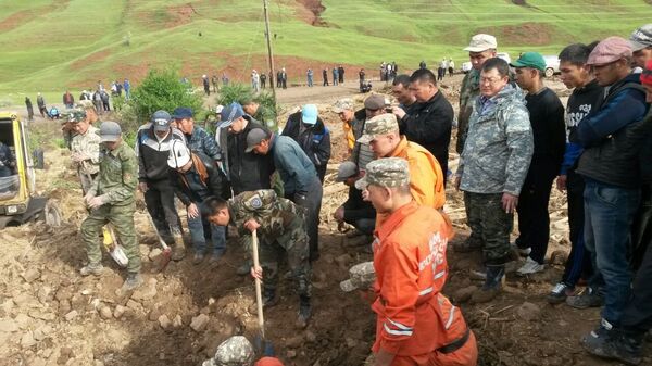 Число погибших под оползнем в Кыржоле достигло шести человек. - Sputnik Кыргызстан