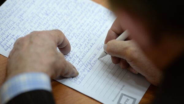 Мужчина пишет в тетради. Архивное фото - Sputnik Кыргызстан