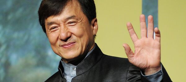 Белгилүү актер жана режиссер Жаки Чандын архивдик сүрөтү Белгилүү актер жана режиссер Жаки Чандын архивдик сүрөтү - Sputnik Кыргызстан