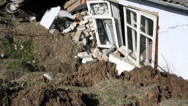 Дома разрушенные в результате схода оползня. Архивное фото - Sputnik Кыргызстан