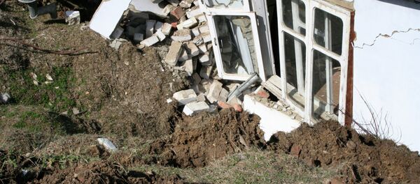 Дома разрушенные в результате схода оползня. Архивное фото - Sputnik Кыргызстан