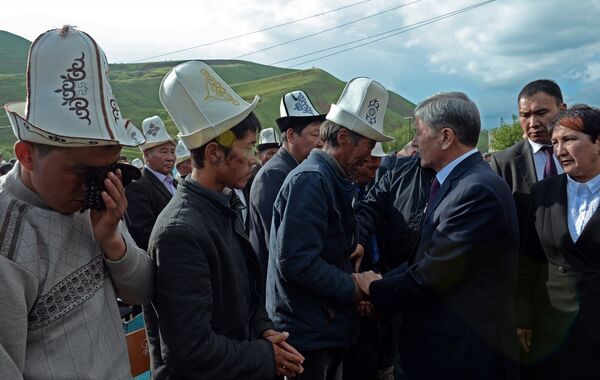 Президент Кыргызстана Алмазбек Атамбаев посетил село Кыржол Сузакского района, где 24 мая сошел оползень. Архивное фото - Sputnik Кыргызстан