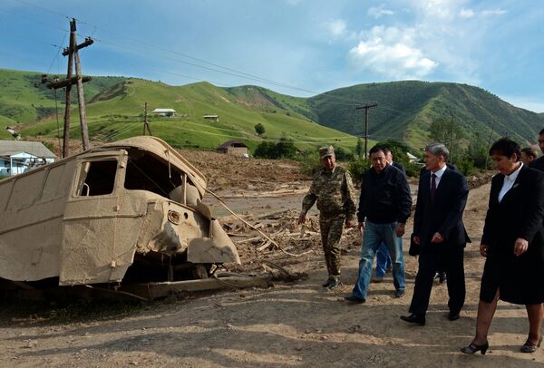 Президент Кыргызстана Алмазбек Атамбаев во время посещения села Кыржол. Архив - Sputnik Кыргызстан