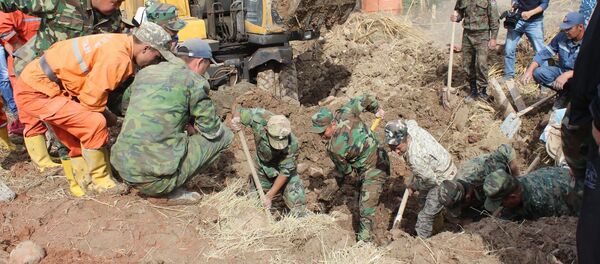 Сотрудники МЧС на месте где сошел оползень в селе Кыржол Сузакского района Джалал-Абадской области. Архивное фото - Sputnik Кыргызстан