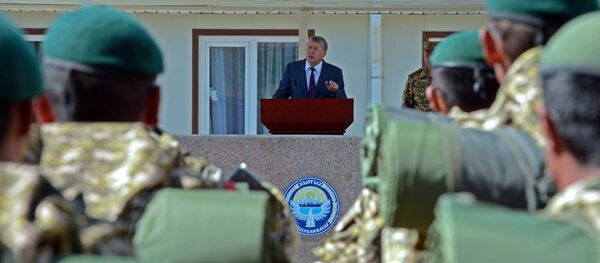 Президент Алмазбек Атамбаев с военнослужащими. Архивное фото - Sputnik Кыргызстан