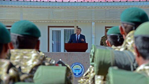 Президент Алмазбек Атамбаев тепло поздравил офицеров и солдат с открытием военного городка. Архивное фото - Sputnik Кыргызстан
