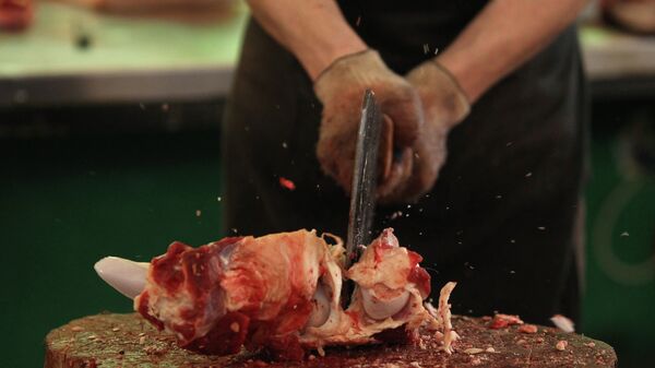 Продавец разделывает мясо. Архивное фото - Sputnik Кыргызстан