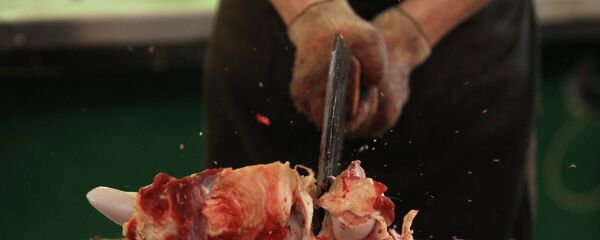 Продавец разделывает мясо на сельскохозяйственном рынке. Архивное фото Продавец разделывает мясо на сельскохозяйственном рынке. Архивное фото - Sputnik Кыргызстан
