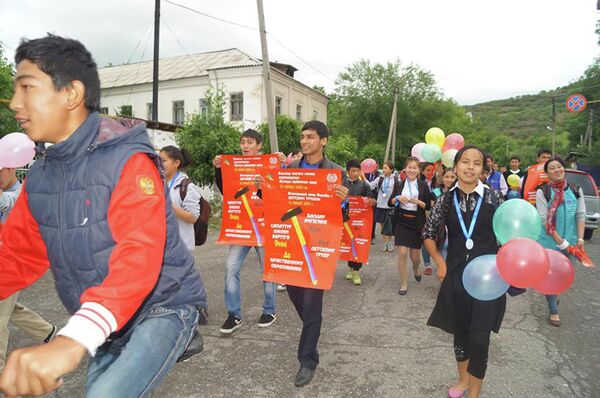 В рамках месячника по борьбе с детским трудом волонтеры с шарами, плакатами прошли по улицам - Sputnik Кыргызстан